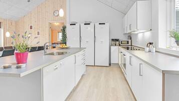 Køleskab, kogeplade, opvaskemaskine, kaffe-/temaskine