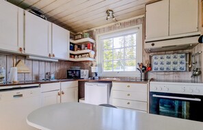Réfrigérateur, micro-ondes, plaque de cuisson, lave-vaisselle