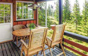 Outdoor dining - Amazing home in Sjusjøen with WiFi (Sjusjøen)