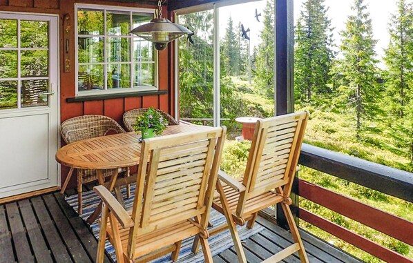 Outdoor dining - Amazing home in Sjusjøen with WiFi (Sjusjøen)