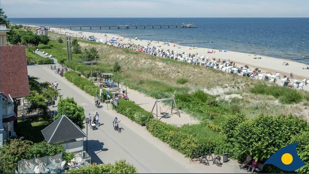 A coastal road with beachside seating and a pier in the distance. - Dune Residence A 20 - DR A 20 (Heringsdorf)