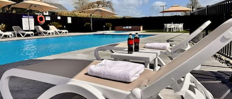 Piscina externa, funciona das 9h às 19h, guarda-sóis, espreguiçadeiras