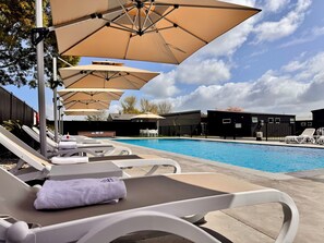 Outdoor pool, open 9:00 AM to 7:00 PM, pool umbrellas, pool loungers - Podium Lodge (Cambridge)