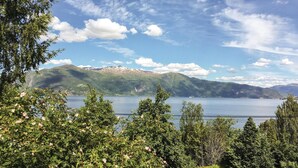 A lake with mountains in the background and trees in the foreground. - 2 bedroom beautiful home in Balestrand (Balestrand)