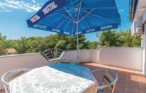Outdoor dining - Awesome home in Pakostane (Pakostane)