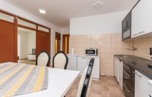 Refrigerador, microondas, parrilla de estufa y lavavajillas 