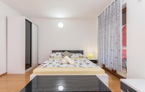 4 bedrooms, free WiFi, bed sheets - Awesome home in Pakostane (Pakostane)
