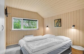 4 bedrooms, travel crib, free WiFi - Awesome home in Væggerløse with kitchen (Væggerløse)