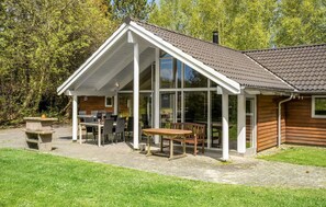 Outdoor dining - Awesome home in Væggerløse with kitchen (Væggerløse)