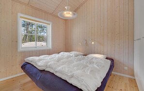 3 bedrooms, travel cot, free WiFi - Cozy home in Nexø with sauna (Nexø)