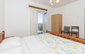 6 bedrooms, free WiFi, bed sheets