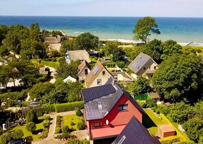 A residential area with houses, a garden, and a view of the sea. - Möwennest - FW Möwennest (Ahrenshoop)
