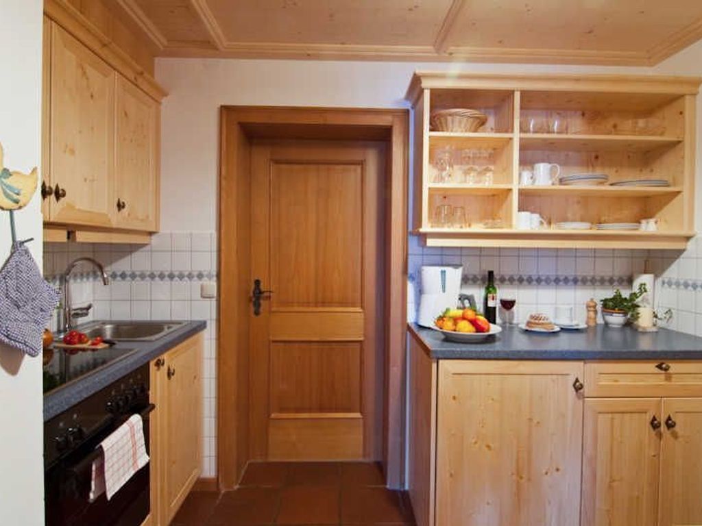 Kühlschrank, Ofen, Wasserkocher mit Kaffee-/Teezubehör, Wasserkocher