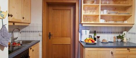 Kühlschrank, Ofen, Wasserkocher mit Kaffee-/Teezubehör, Wasserkocher