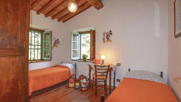 2 bedrooms, travel cot, free WiFi, bed sheets