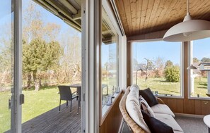 Fernseher, Kamin, DVD-Player