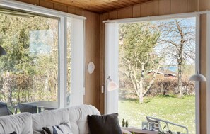 Fernseher, Kamin, DVD-Player