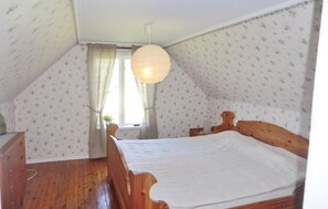3 bedrooms, travel crib - Stunning home in Holmsjö with kitchen (Holmsjö)