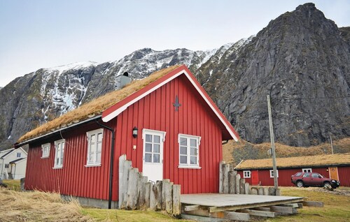 Stunning home in Bøstad with WiFi