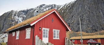 Stunning home in Bøstad with WiFi