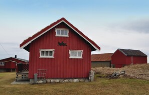 Exterior - Nice home in Bøstad with house a mountain view (Bøstad)