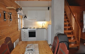Fridge, microwave, stovetop, coffee/tea maker - Nice home in Bøstad with house a mountain view (Bøstad)