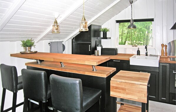 Fridge, stovetop, dishwasher, coffee/tea maker - Nice home in Humble with kitchen (Humble)