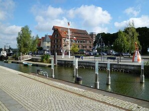 Unclassified image, 5 of 24, button