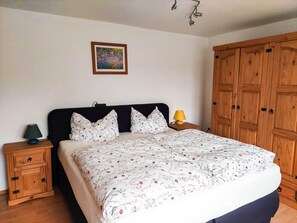 2 bedrooms, travel crib, bed sheets