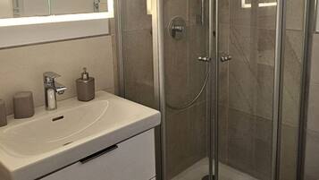 Ducha, secador de pelo y toallas