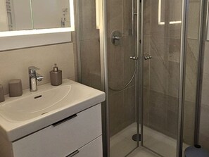 Shower, hair dryer, towels - Guesthouse Cap Hoorn, small apartment - Guesthouse Cap Hoorn (Helgoland)