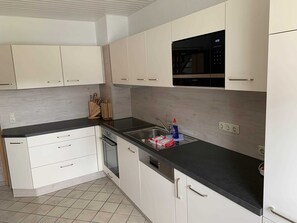 Kühlschrank, Mikrowelle, Ofen, Geschirrspüler