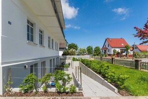 Unclassified image, 3 of 18, button