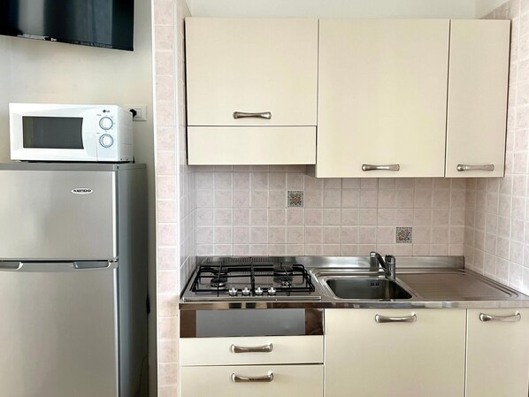 Fridge, microwave, oven, stovetop