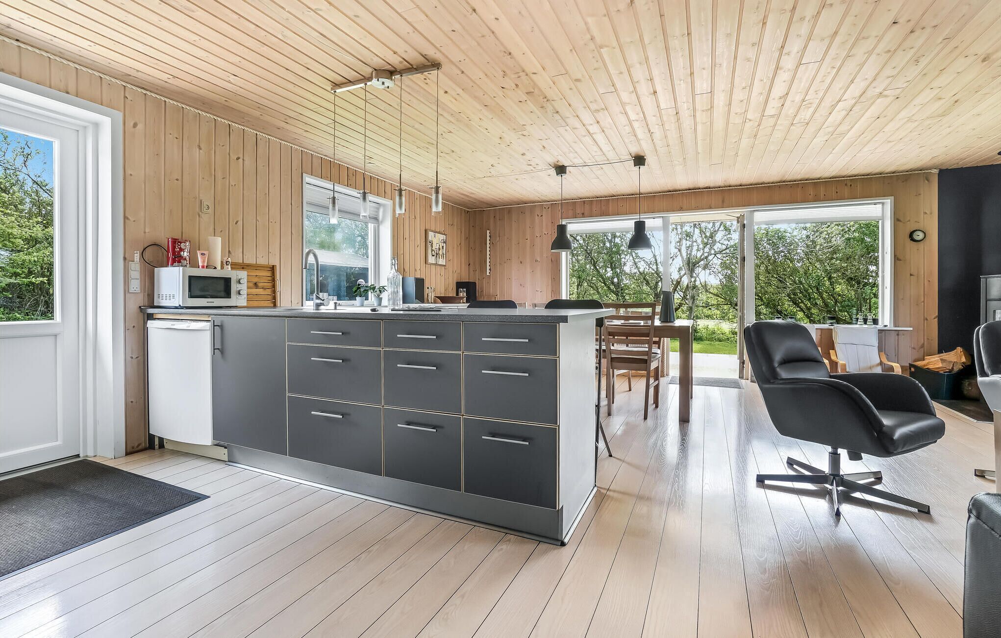 Kjøleskap, kokeplater, oppvaskmaskin og kaffetrakter/tekoker