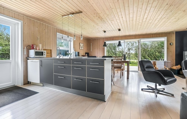 Fridge, stovetop, dishwasher, coffee/tea maker - 3 bedroom lovely home in Vestervig (Vestervig)