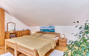 2 bedrooms, travel cot, free WiFi, bed sheets