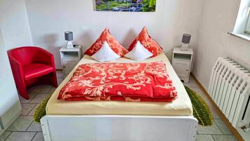 2 bedrooms, travel crib, WiFi