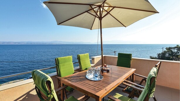 Outdoor dining - Amazing home in Rogac with house sea view (Rogac)
