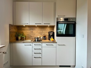 KĂŒhlschrank, Mikrowelle, Wasserkocher mit Kaffee-/Teezubehör