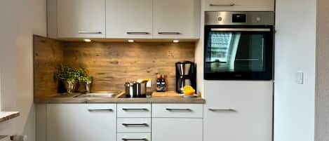 Køleskab, mikrobølgeovn, kaffe-/temaskine, elkedel