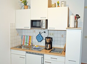 Kühlschrank, Wasserkocher mit Kaffee-/Teezubehör, Toaster
