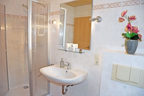 Dusche, Haartrockner, Handtücher