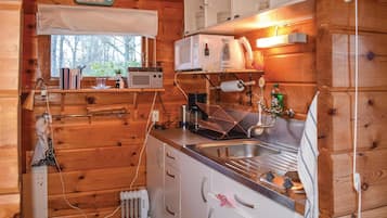 Refrigerador, microondas, parrilla de estufa y cafetera y tetera