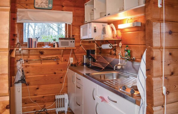Kühlschrank, Mikrowelle, Herdplatte, Wasserkocher mit Kaffee-/Teezubehör