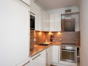 Kylskåp, mikrovågsugn, ugn och diskmaskin