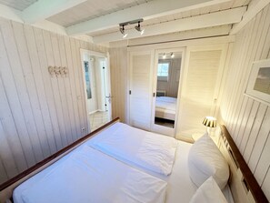 2 bedrooms, travel cot, WiFi