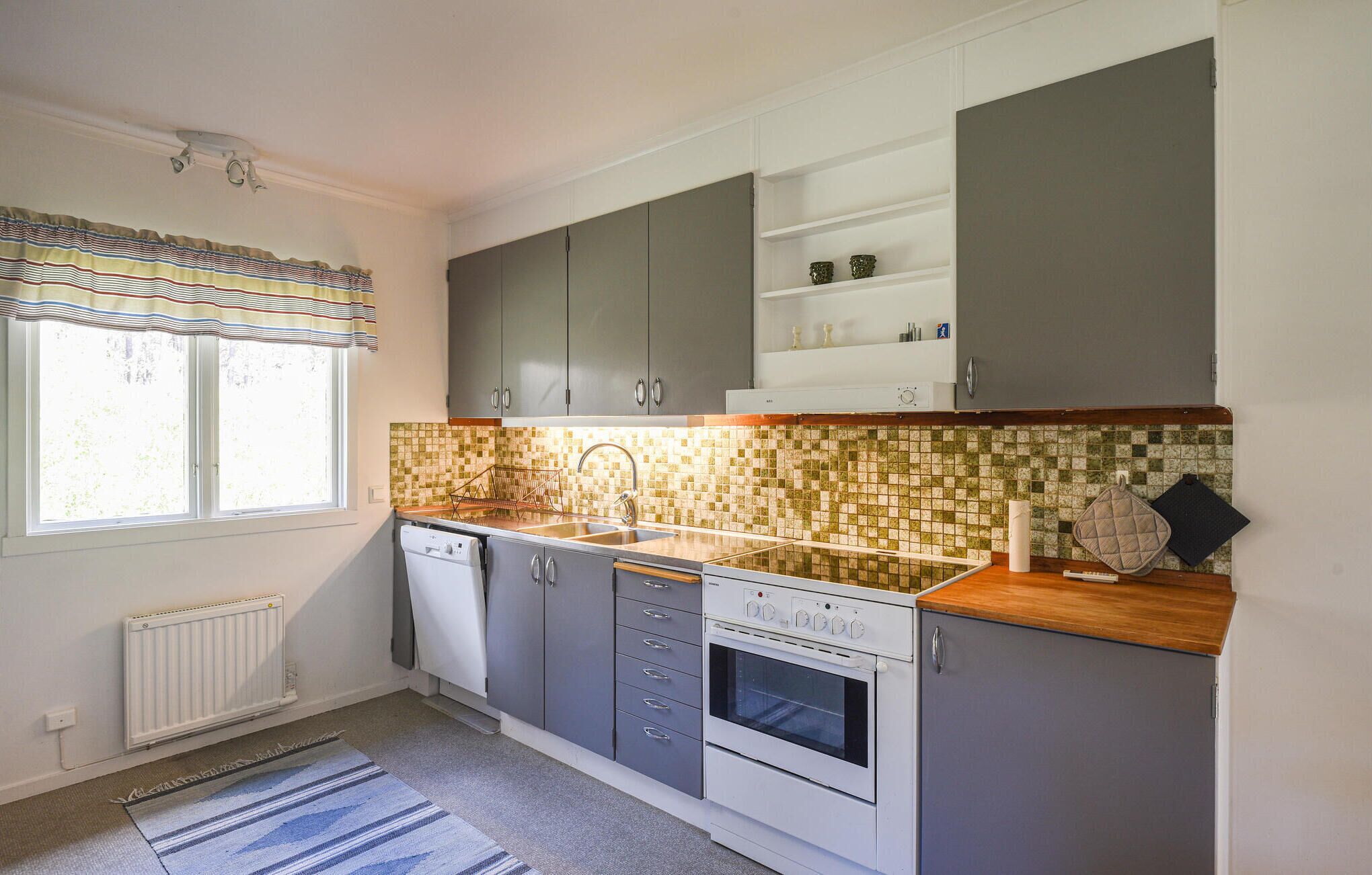 Frigorífico, placa de cocina, lavavajillas y cafetera o tetera