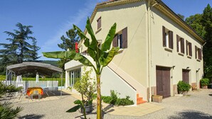 Un bâtiment à deux étages, doté d’un toit en pente, d’une entrée principale et d’un petit porche.