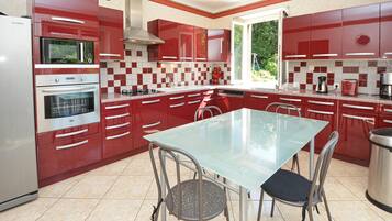 Réfrigérateur, plaque de cuisson, lave-vaisselle, cafetiÚre/bouilloire